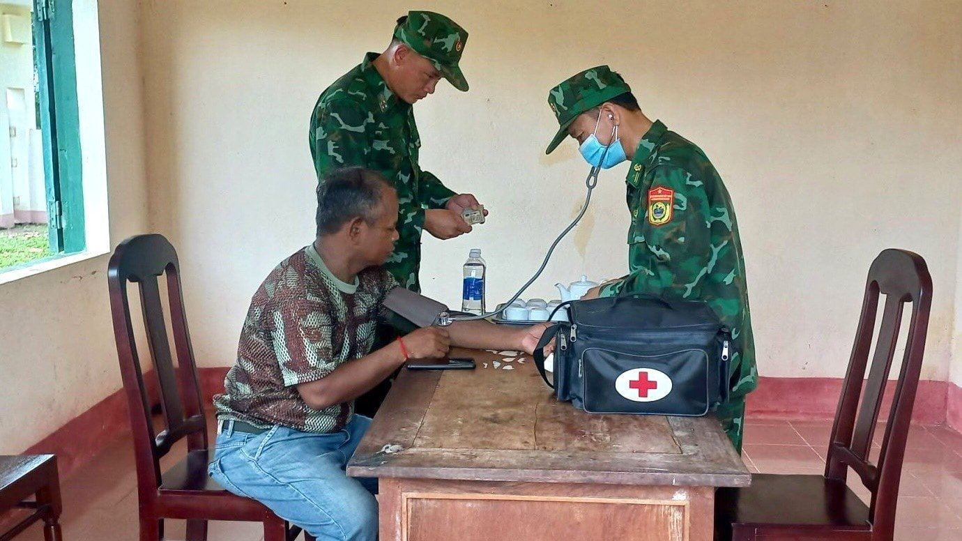 Läkare vid Dak Lak provinsiella gränsbevakning utför medicinsk undersökning och behandling av gränsskyddspolisstyrkan vid Mondulkiri provinsiella polisavdelning. img-5183-5145.jpg