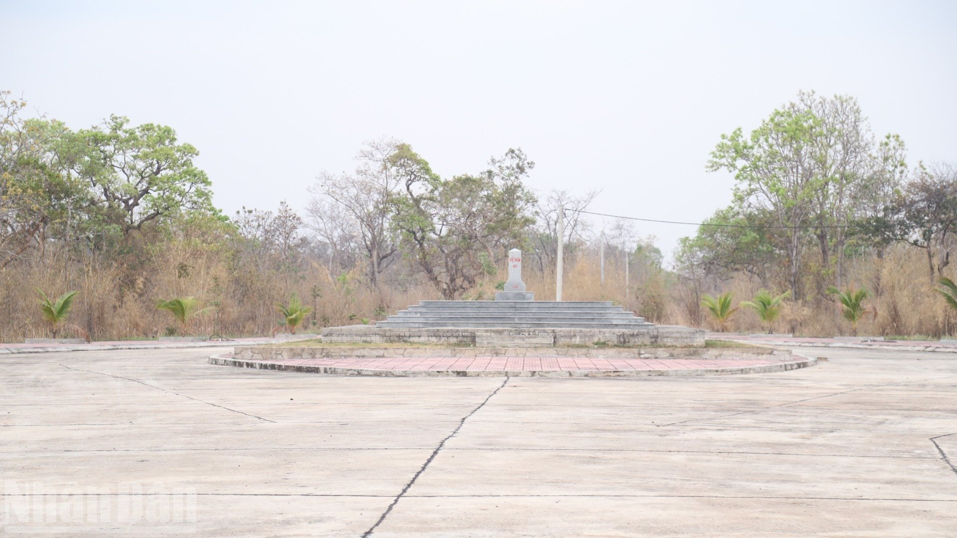 Milstolpe 42 står stadigt mellan de två länderna, vinden som blåser genom det prasslande skogstaket låter som en viskning från gränsen. ndo_bl_img-4578-1736.jpg