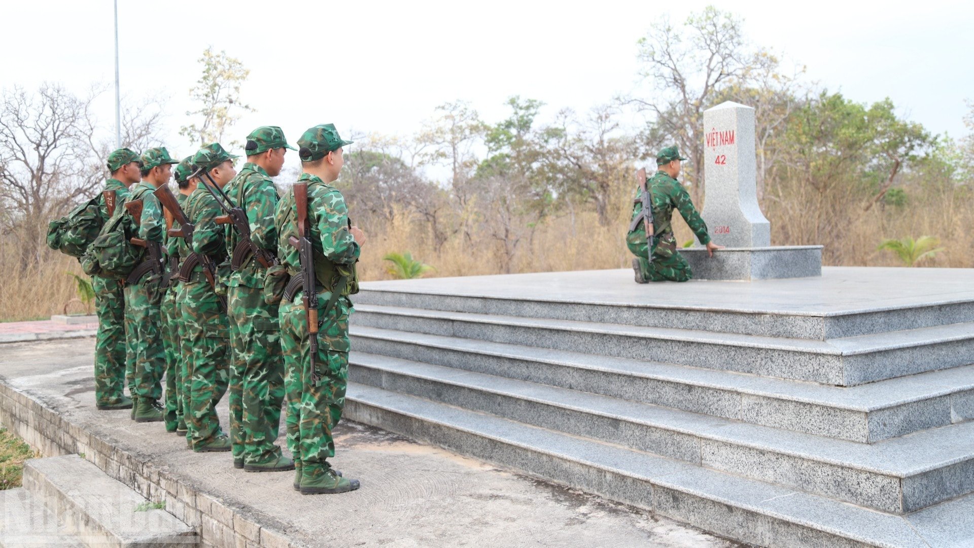 Officerare och soldater från Dak Rue gränsbevakningsstation patrullerar och kontrollerar landmärke 42. ndo_bl_img-4620-5280.jpg