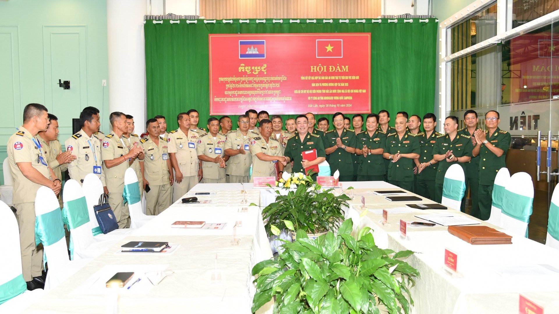 Under årens lopp har relationen och vänskapen mellan Dak Lak provinsiella gränsbevakning och gränsskyddsstyrkan i Mondulkiri-provinsen (Kambodja) blivit allt starkare. img-8908-2445.jpg