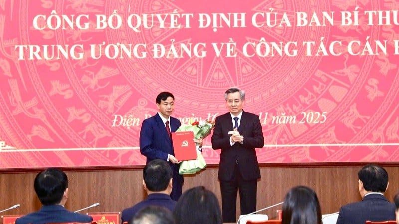 O camarada Nguyen Quang Duong, vice-chefe do Comitê Organizador Central, apresentou a decisão ao camarada Le Van Luong.