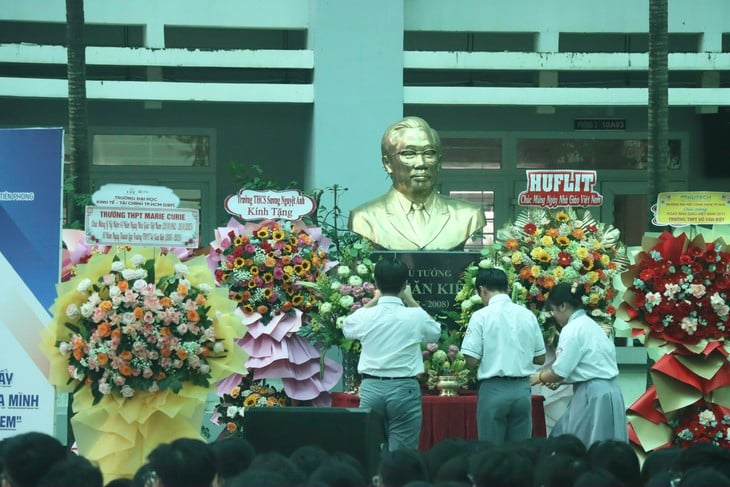 Merhum Başbakan Vo Van Kiet'in adını taşıyan okulun 10 gurur yılı - Fotoğraf 3. Võ Văn Kiệt - Ảnh 4.