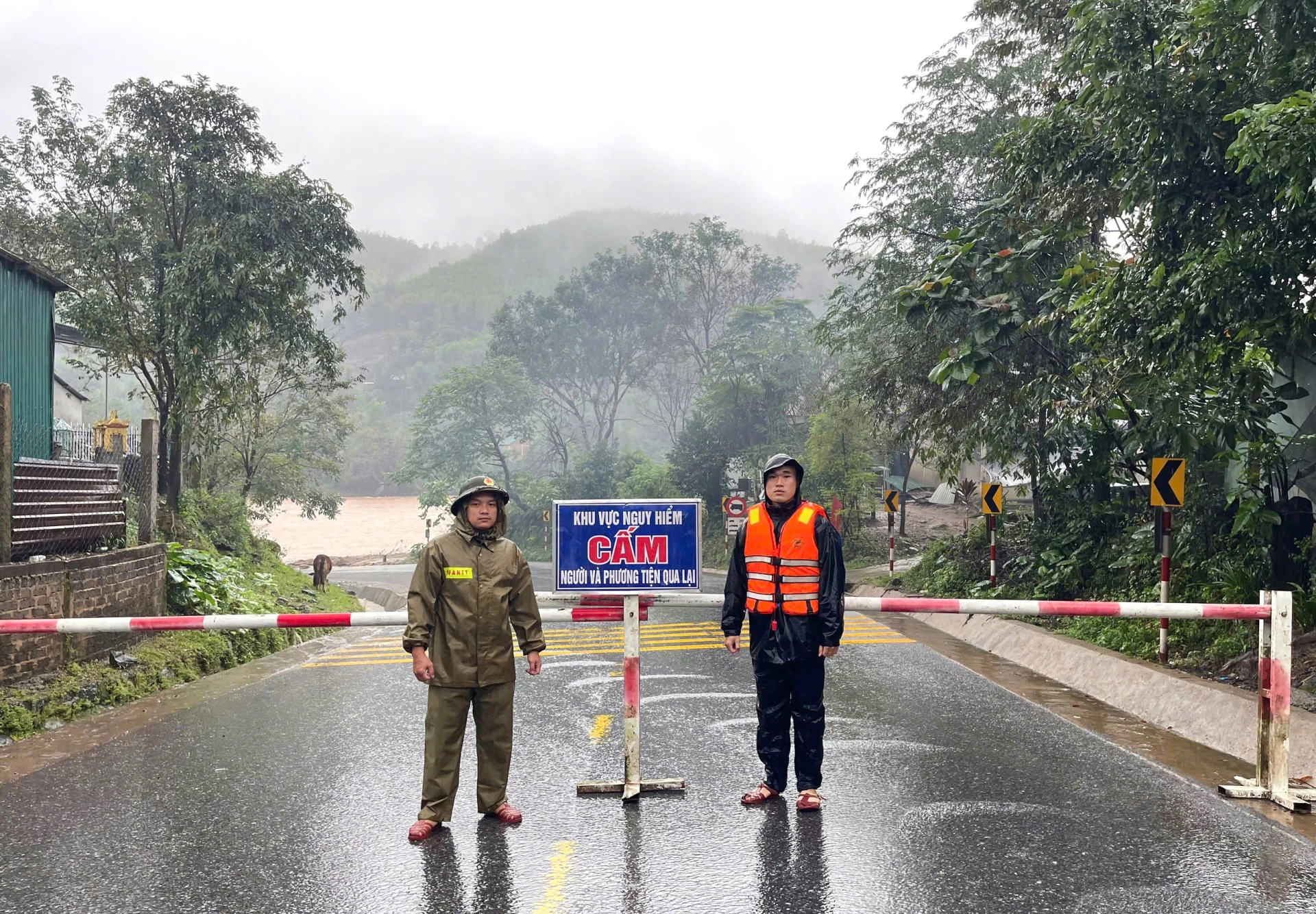 Pegawai dan tentera Stesen Pengawal Sempadan Antarabangsa La Lay menyekat alur tumpahan - Foto: Hoai Nam