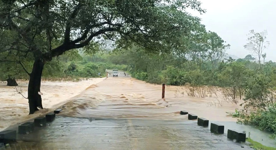 Banyak lokasi di komune Kim Ngan dinaiki air sedalam hampir 1 meter - Foto: Hoai Nam