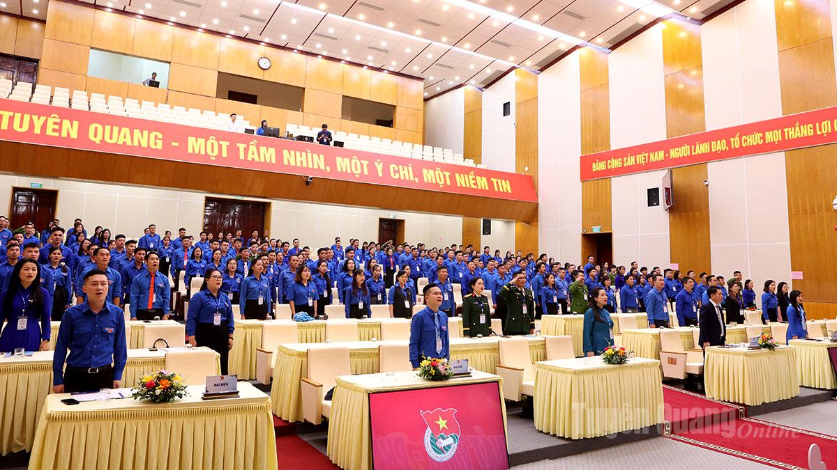 A küldöttek végrehajtják a zászlótisztelgési szertartást.