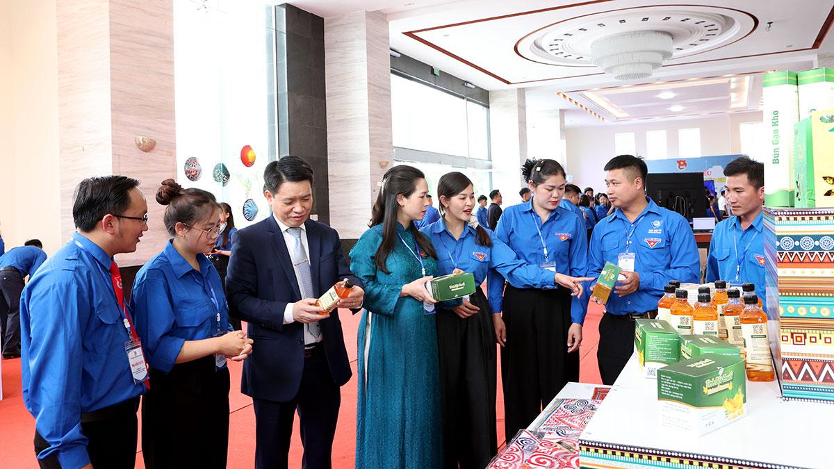 A küldöttek meglátogatták a szakszervezeti tagok és fiatalok mezőgazdasági termékeit és OCOP-termékeit bemutató standot.