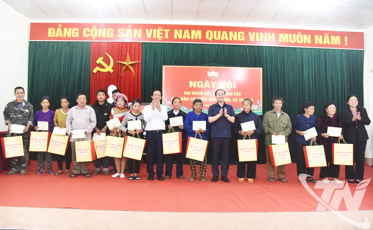 Kamerat Nguyen Dang Binh ga gaver til fattige husholdninger i landsbyen Ban Pieng.