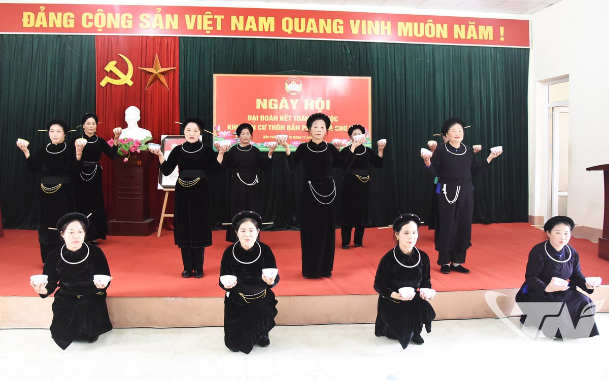 Bowl-dansopptreden av Tay-etniske folk i landsbyen Ban Pieng.