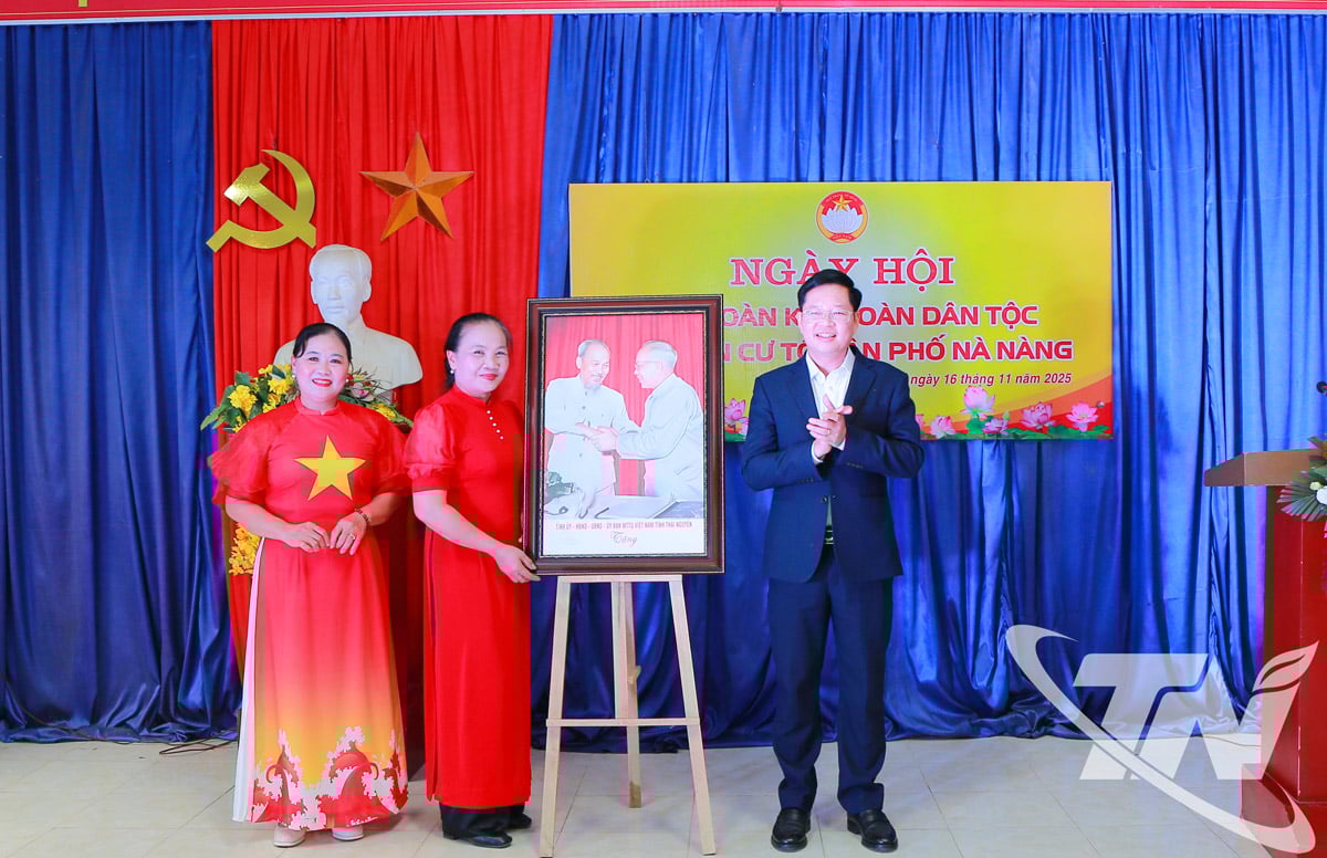 Kamerat Dinh Quang Tuyen overrakte gaver til boliggruppen Na Nang i Bac Kan-distriktet.