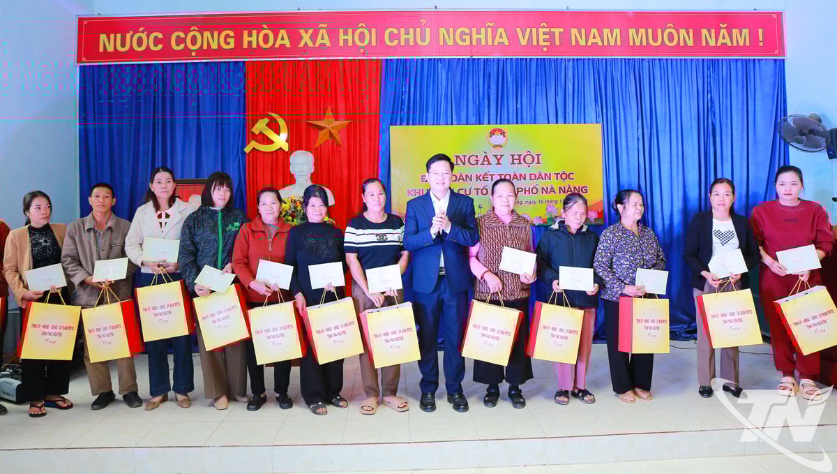 Kamerat Dinh Quang Tuyen overrakte gaver til eksemplariske husholdninger i boligområdet.