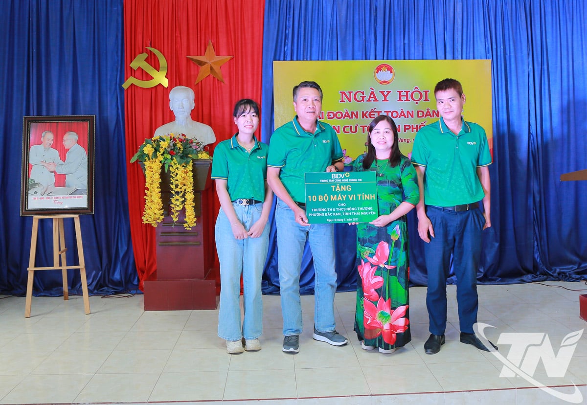 BIDV Vietnam Bank donerte datamaskiner til Nong Thuong barne- og ungdomsskole.