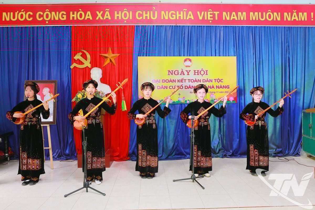 Tinh-lutt og deretter sangopptreden av lokalbefolkningen på festivalen.