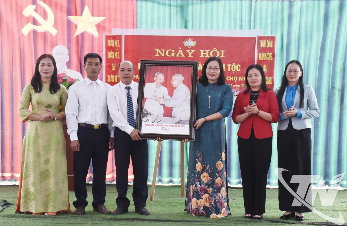 Kamerat Tran Thi Loc ga gaver til folket i landsbyen Ban Nhuan.