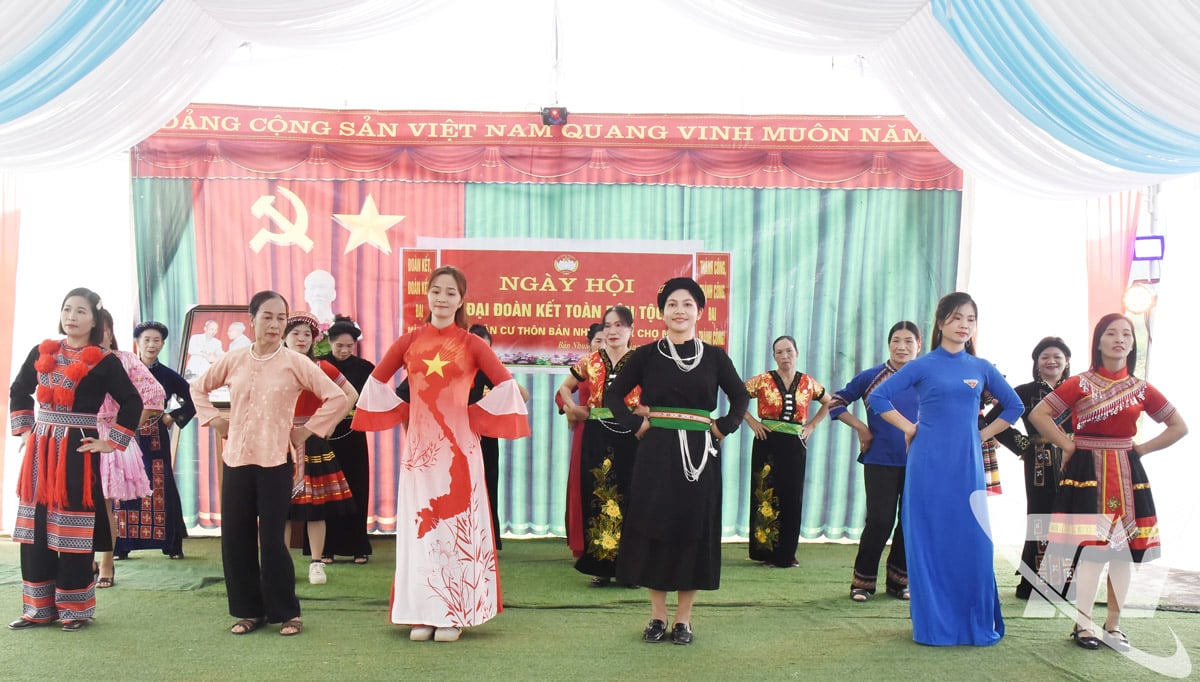 Opptreden av folk fra landsbyen Ban Nhuan på festivalen.