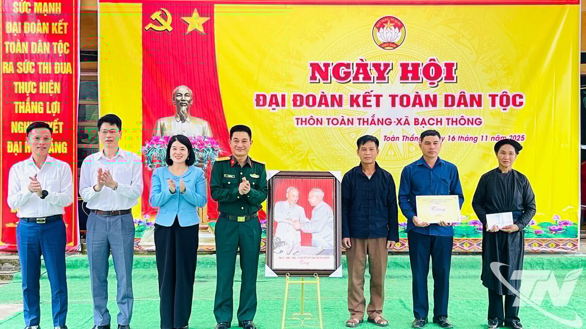 Kamerat Ngo Tuan Anh ga gaver til landsbyen Toan Thang.