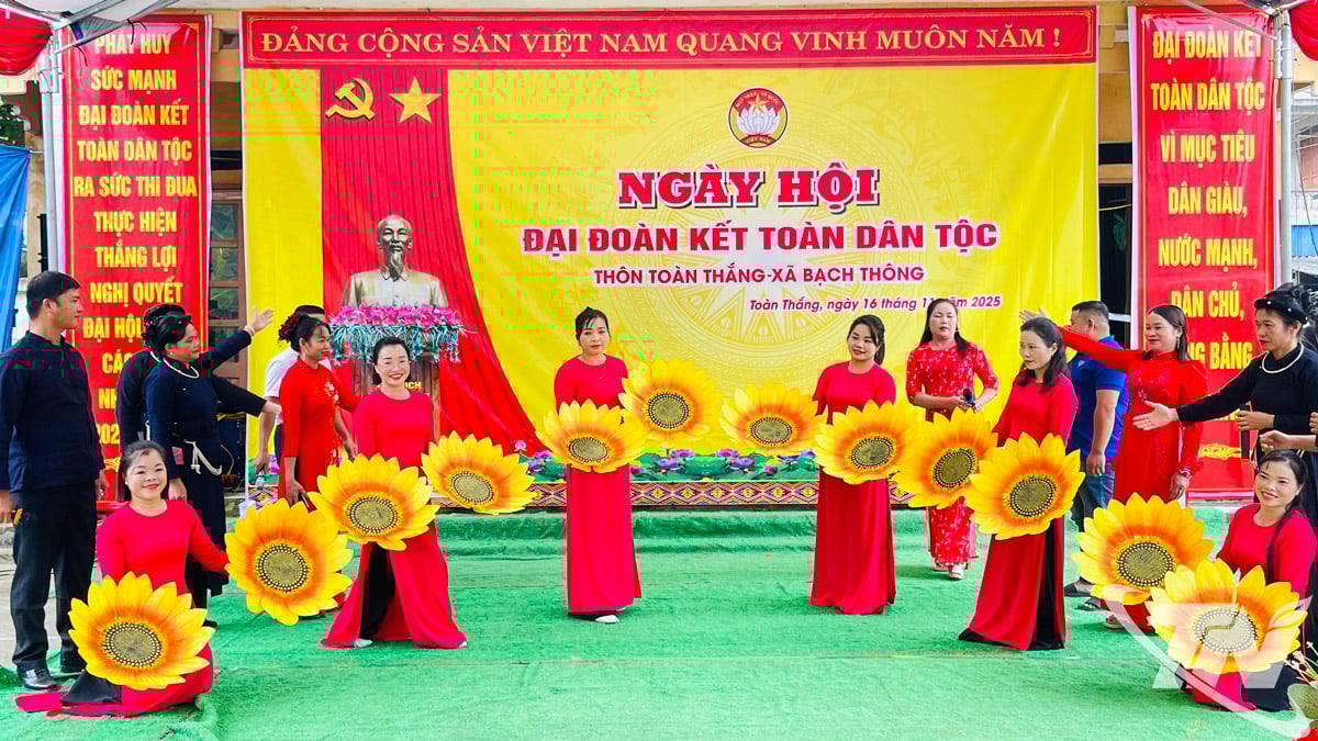 Kunstopptreden av folket i landsbyen Toan Thang på festivalen.