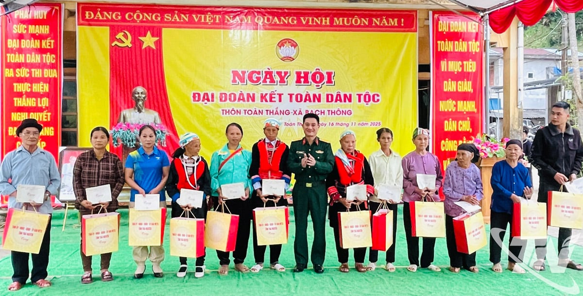 Kamerat Ngo Tuan Anh ga gaver til vanskeligstilte husholdninger i landsbyen Toan Thang.