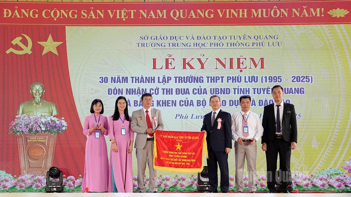 Đồng chí Nguyễn Văn Sơn, Phó Bí thư Tỉnh ủy, Chủ tịch HĐND tỉnh tặng Cờ thi đua của UBND tỉnh cho thầy và trò Trường THPT Phù Lưu.