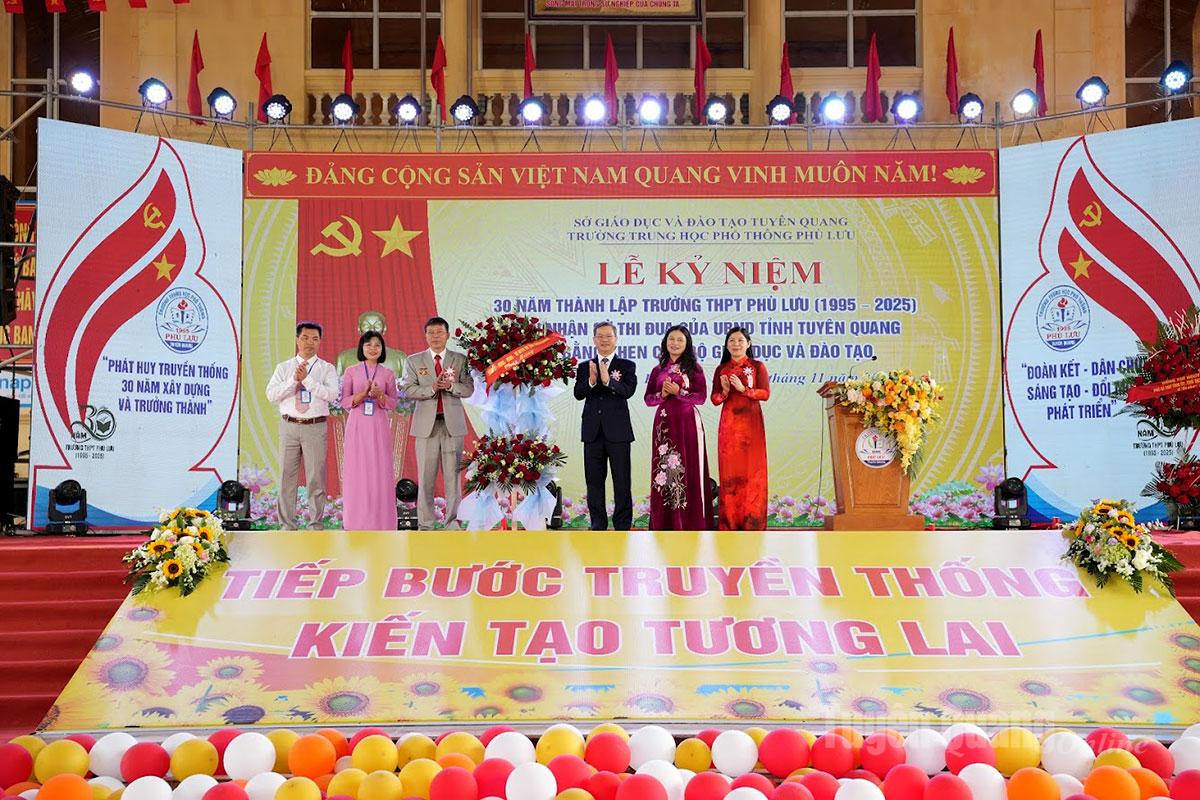 Đồng chí Nguyễn Văn Sơn, Phó Bí thư Tỉnh ủy, Chủ tịch HĐND tỉnh tặng hoa chúc mừng nhà trường.