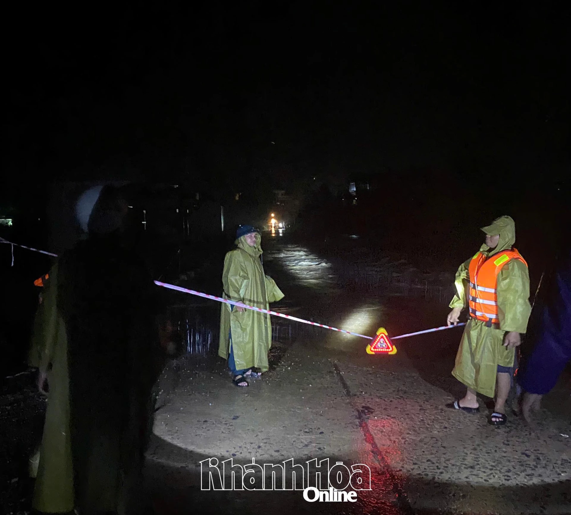 Autoritățile comunei Tay Khanh Son au blocat ambele părți ale deversorului Ko Roa de pe Drumul Provincial 9 pentru a împiedica trecerea oamenilor, în scopul asigurării siguranței.