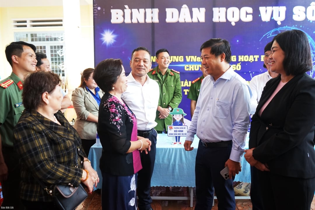 Provinspartiets sekreterare Luong Nguyen Minh Triet och lokala ledare besöker människors liv