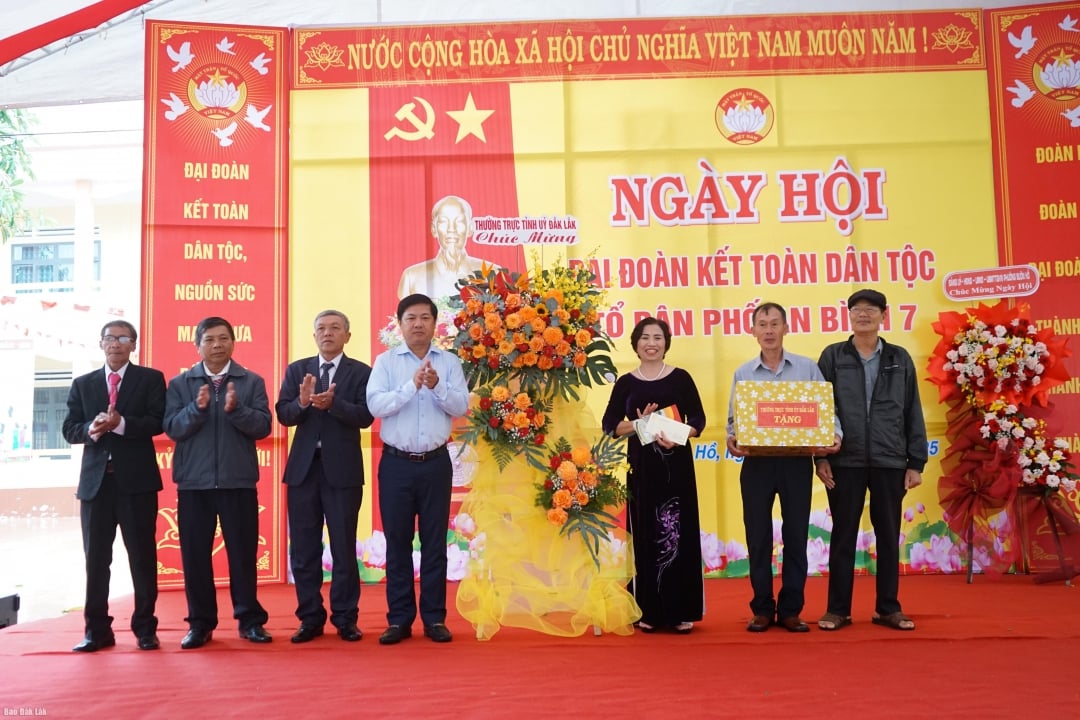 Provinspartiets sekreterare Luong Nguyen Minh Triet överlämnade blommor och presenter för att gratulera An Binh 7:s bostadsgrupp till den stora enighetsdagen.