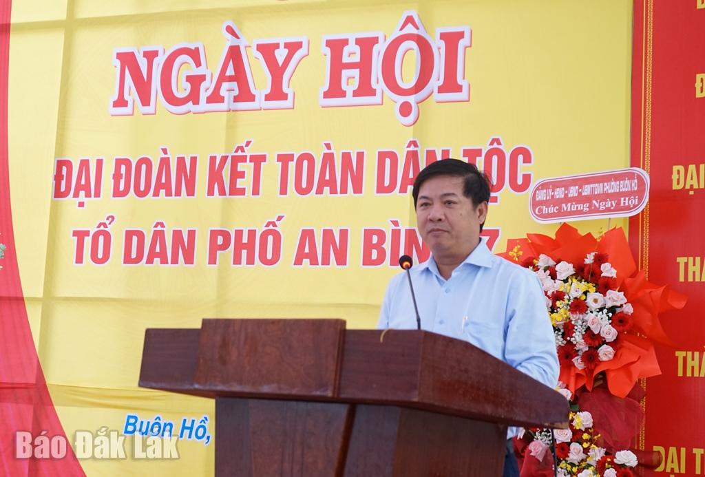 Provinspartiets sekreterare Luong Nguyen Minh Triet och biträdande partisekreterare i provinsen, ordförande för Vietnams fosterlandsfrontskommitté i Y Giang-provinsen, Gry Nie Knong, överlämnade medel för att stödja husbyggnation och gåvor till människor.