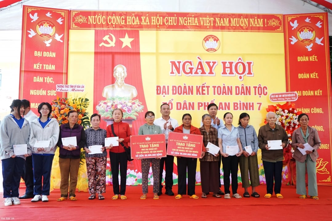 Provinspartiets sekreterare Luong Nguyen Minh Triet och biträdande partisekreterare i provinsen, ordförande för Vietnams fosterlandsfrontskommitté i Y Giang-provinsen, Gry Nie Knong, överlämnade medel för att stödja husbyggnation och gåvor till människor.