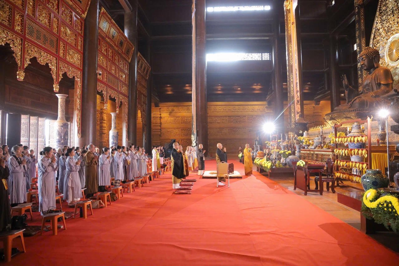 ពិធីសូត្រមន្តនៅវត្ត Tam The (វត្ត Tam Chuc) ត្រូវបានប្រារព្ធឡើងក្នុងបរិយាកាសដ៏ឧឡារិក និងស្ងប់ស្ងាត់។