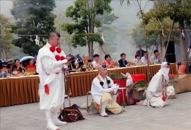 ព្រះសង្ឃជប៉ុនធ្វើពិធីបូជាសព។