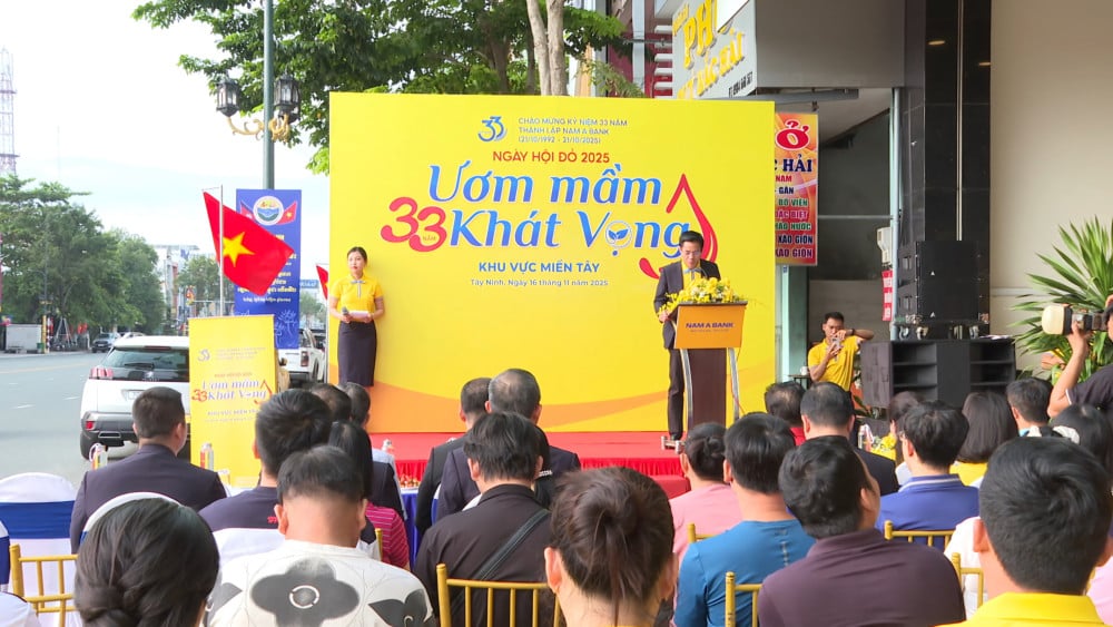 Bank Nam A menyebarkan pesan 'Cinta bersama - Setetes darah diberikan, satu nyawa diselamatkan' Toàn cảnh chương trình Ngày Hội Đỏ 2025 tại phường Tân Ninh.