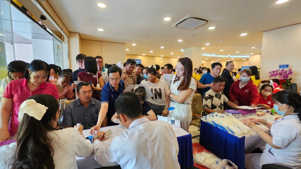 Bank Nam A menyebarkan pesan 'Cinta bersama - Setetes darah diberikan, satu nyawa diselamatkan' tình nguyện viên là cán bộ nhân viên, khách hàng và đối tác trên địa bàn tỉnh tham gia hiến máu.