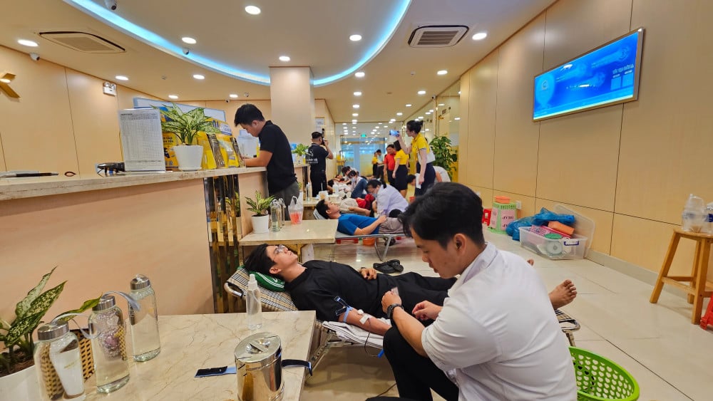 Nam A Bank lan tỏa thông điệp 'Tương thân tương ái - Một giọt máu cho đi, một cuộc đời ở lại' Các tình nguyện viên tham gia hiến máu cứu người.