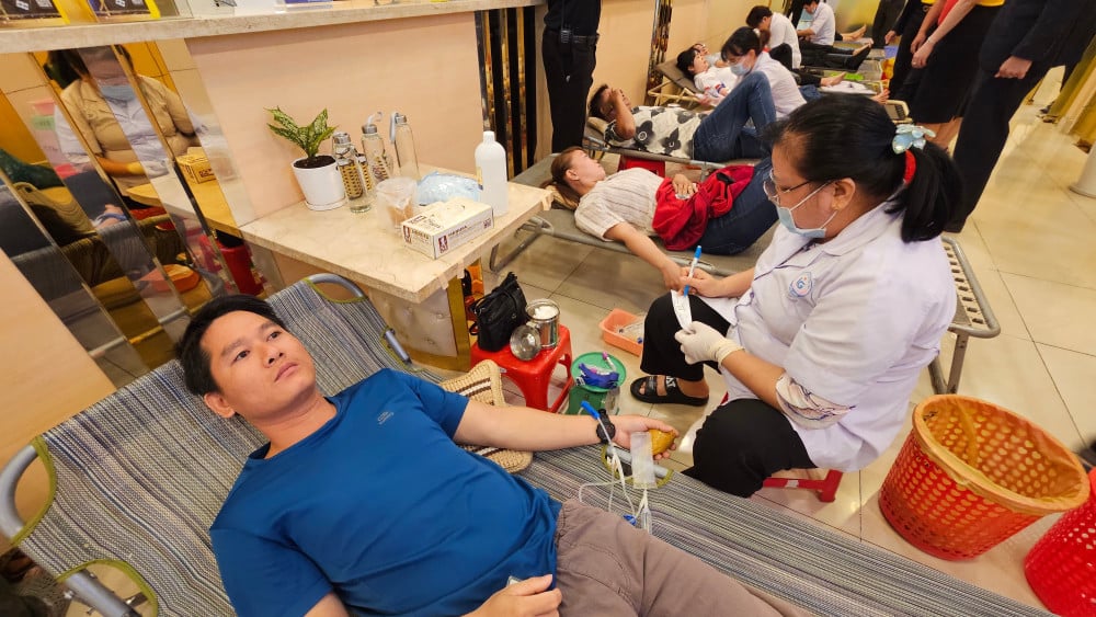 Bank Nam A menyebarkan pesan 'Cinta bersama - Setetes darah diberikan, satu nyawa diselamatkan' Các tình nguyện viên tham gia hiến máu cứu người.