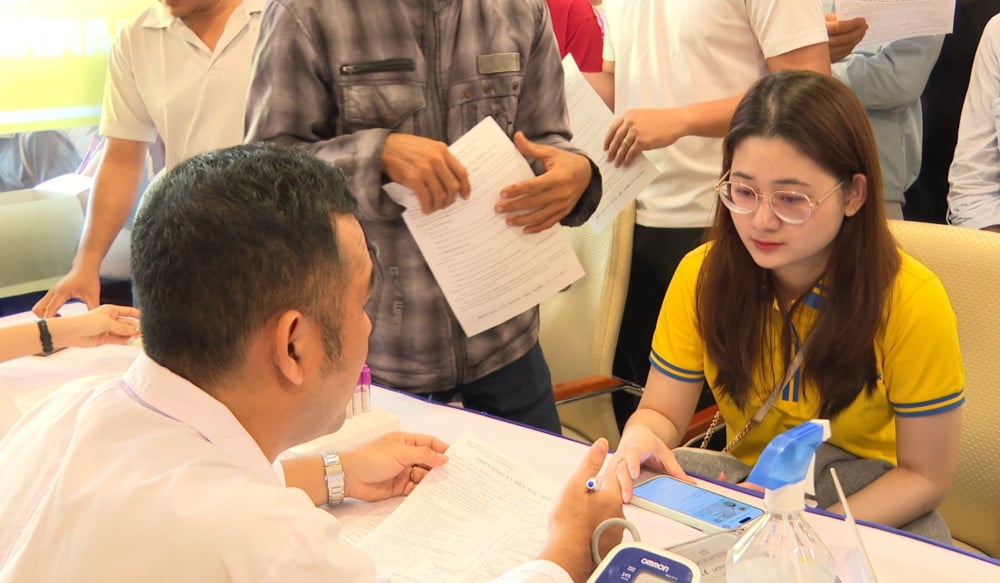 Bank Nam A menyebarkan pesan 'Cinta bersama - Setetes darah diberikan, satu nyawa diselamatkan' CBNV Nam A Bank tham gia hiến máu tại Ngày Hội đỏ 2025.