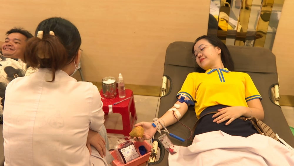 Bank Nam A menyebarkan pesan 'Cinta bersama - Setetes darah diberikan, satu nyawa diselamatkan' CBNV Nam A Bank tham gia hiến máu tại Ngày Hội đỏ 2025.