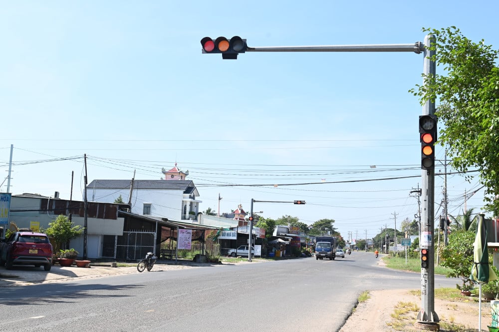 Bất thường đèn tín hiệu giao thông ở ngã ba Sơn Đình Nhiều lúc đèn tín hiệu giao thông ở ngã ba Sơn Đình màu vàng và đỏ