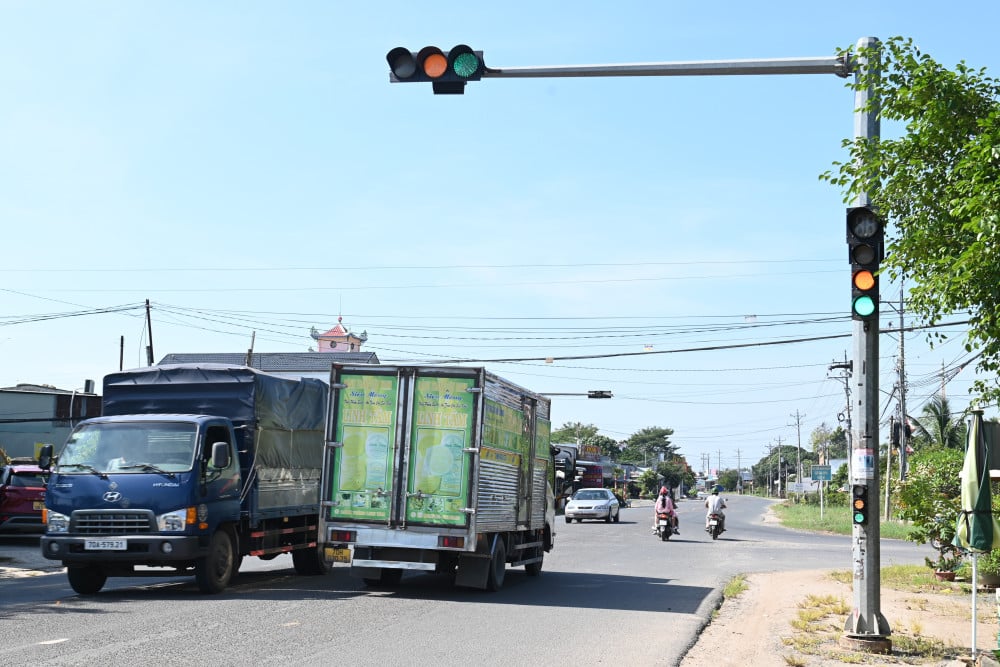 Bất thường đèn tín hiệu giao thông ở ngã ba Sơn Đình Có thời điểm, đèn tín hiệu giao thông ở ngã ba Sơn Đình màu vàng và xanh