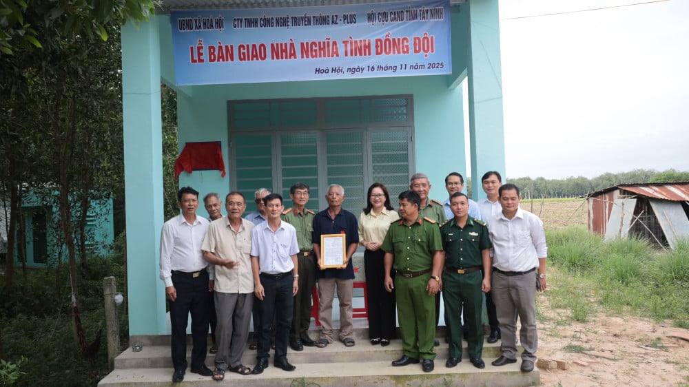Η επαρχιακή αστυνομία Tay Ninh παρουσίασε ένα σπίτι αλληλεγγύης με συντρόφους στην κοινότητα Hoa Hoi.
