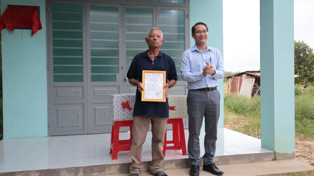 Η επαρχιακή αστυνομία Tay Ninh παρουσίασε ένα σπίτι αλληλεγγύης με συντρόφους στην κοινότητα Hoa Hoi.