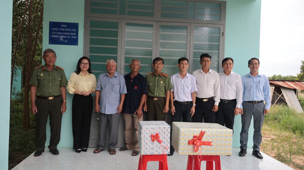 Η επαρχιακή αστυνομία Tay Ninh παρουσίασε ένα σπίτι αλληλεγγύης με συντρόφους στην κοινότητα Hoa Hoi.