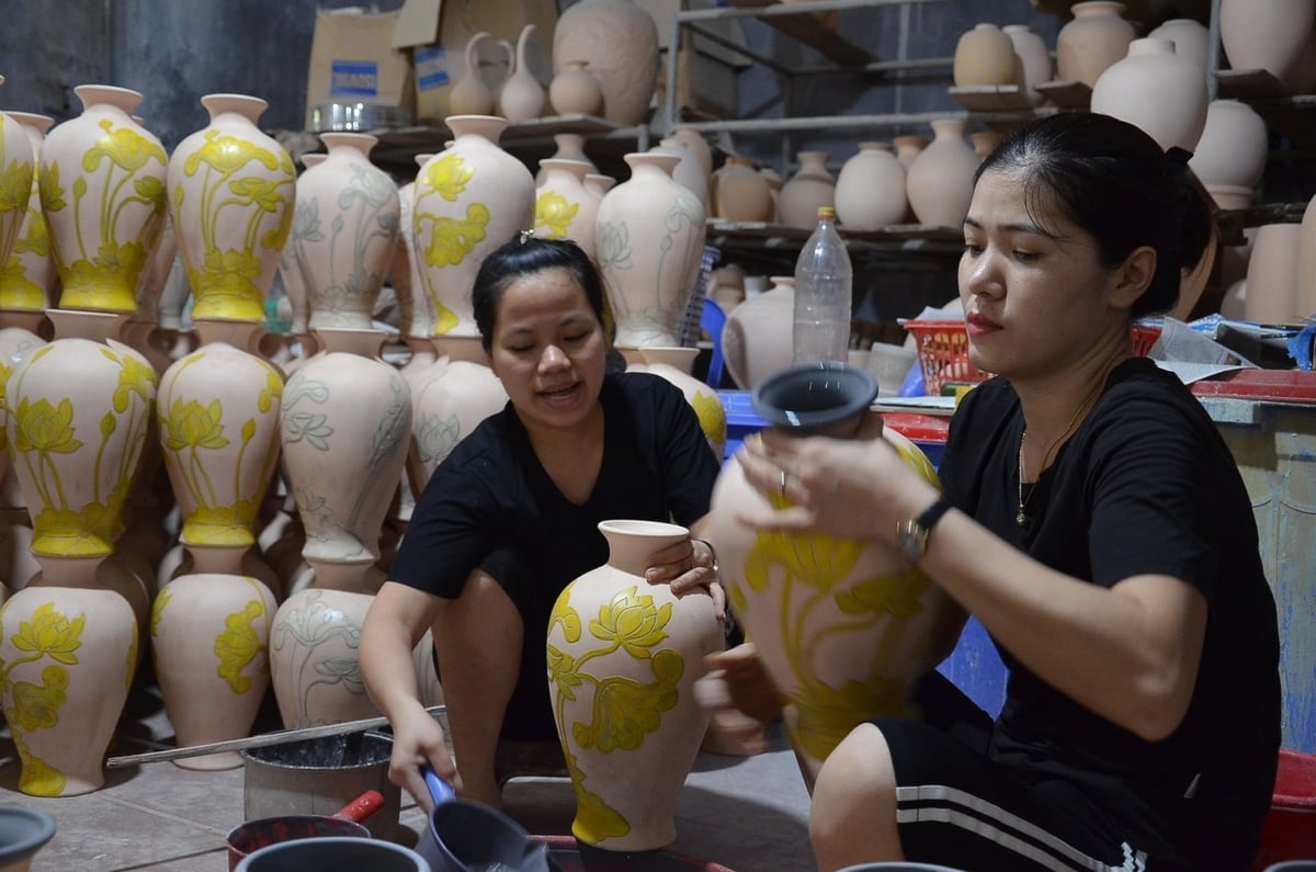 ធ្វើគ្រឿងស្មូននៅបាត់ដំបង។ រូបថត៖ Dinh Thanh Huyen។