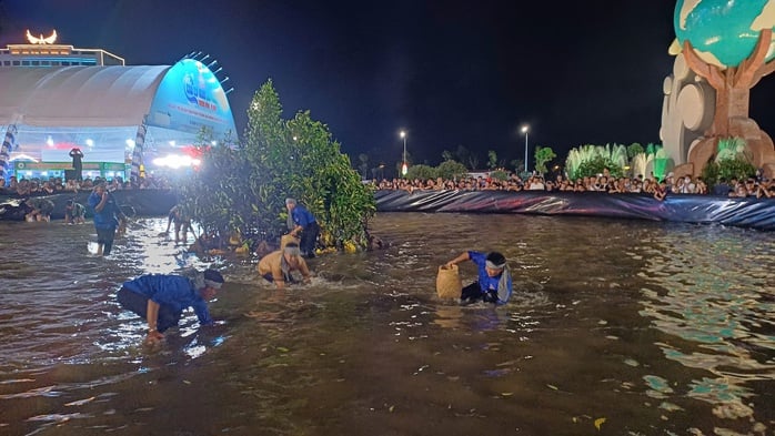 CLIP: Gay cấn cuộc thi mò cua biển Cà Mau - Ảnh 1.