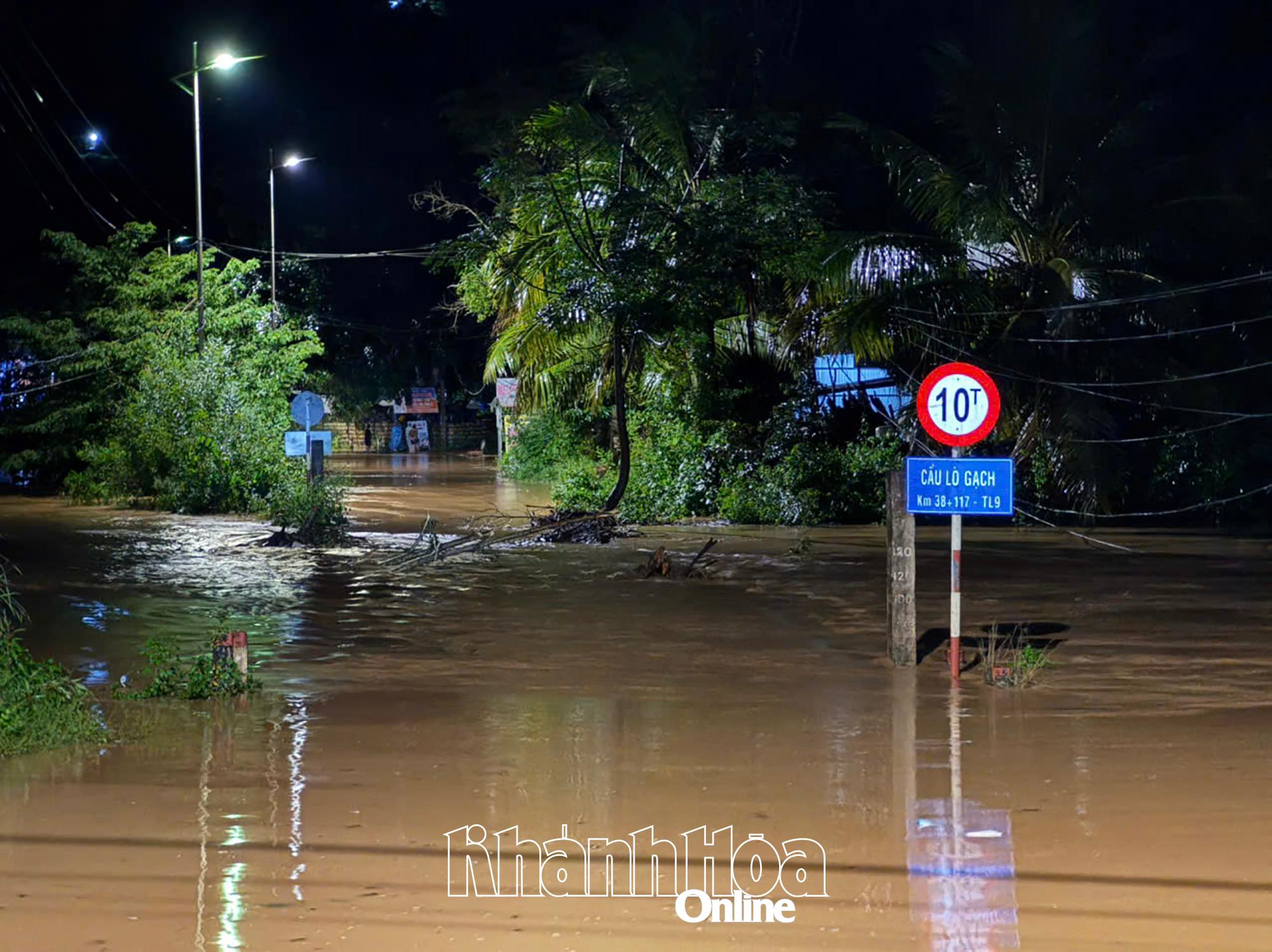 Lo Gach Bridge was deeply flooded, causing isolation. Photo: T.THANH