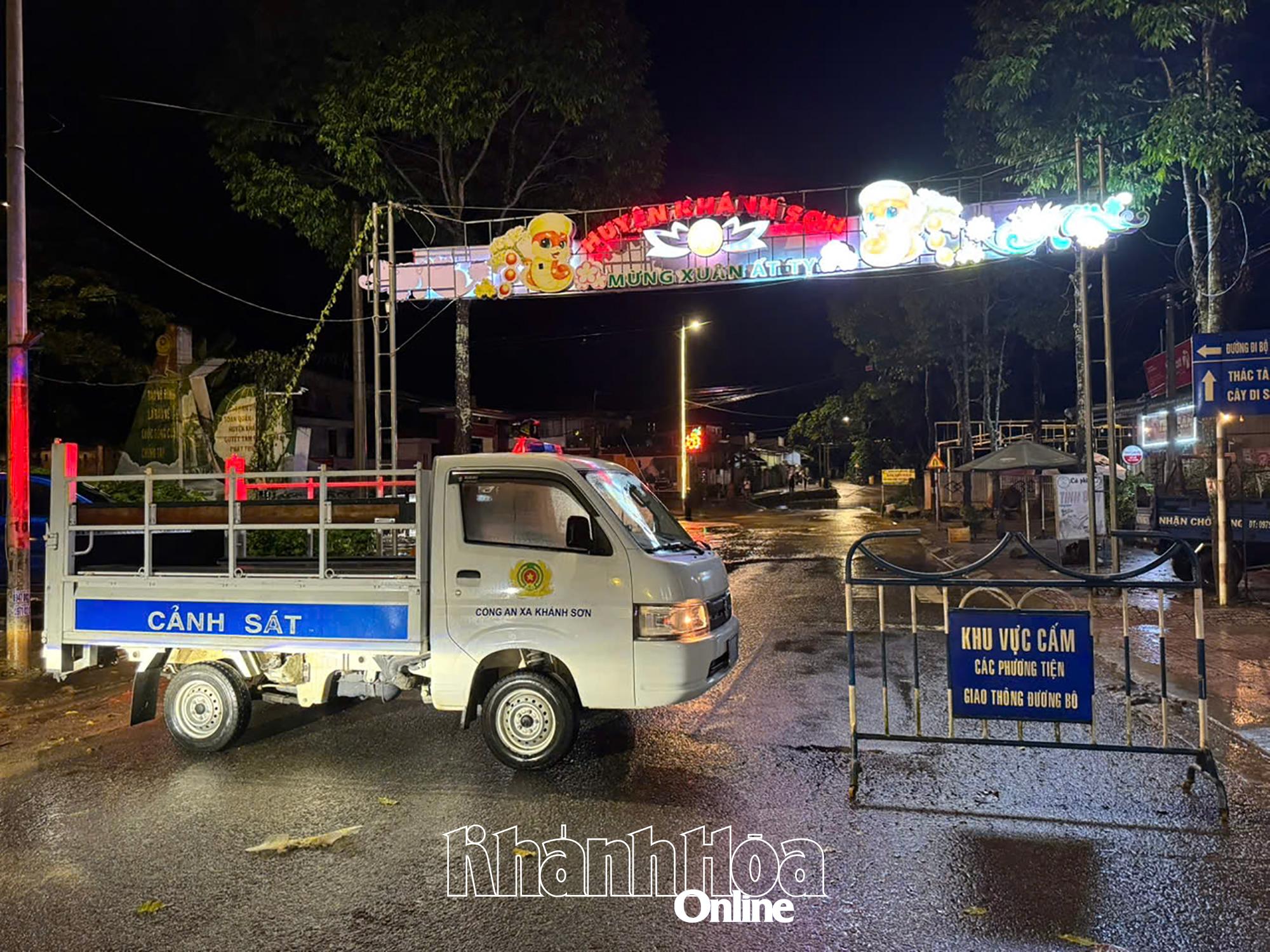 Khanh Son commune authorities have blocked traffic and prevented vehicles from passing through Lo Gach bridge. Photo: T. Thanh