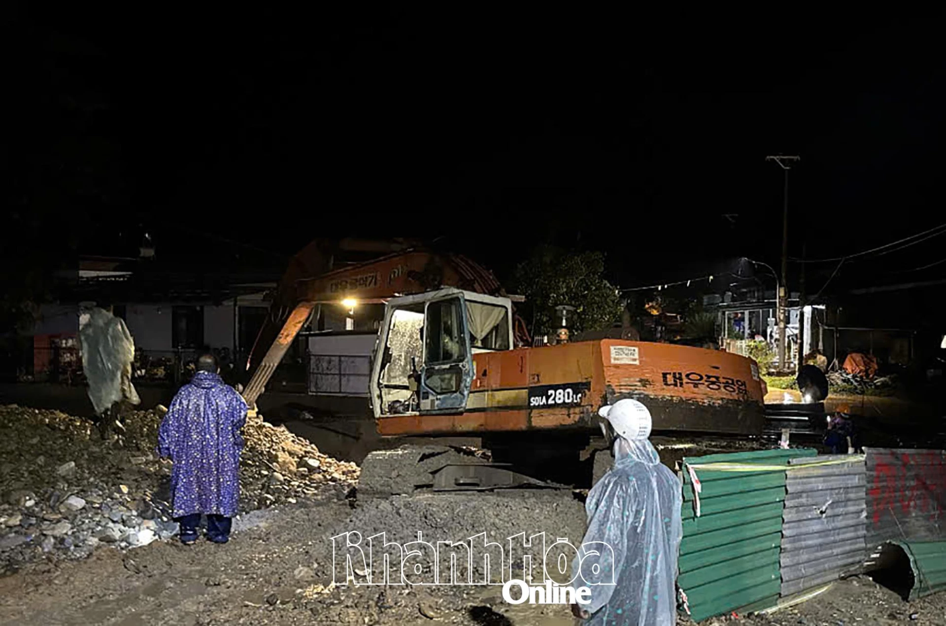 Khanh Son Commune People's Committee mobilized excavators to clear the flow to reduce flooding for residential areas in Ta Luong village. Mr. T. Thanh