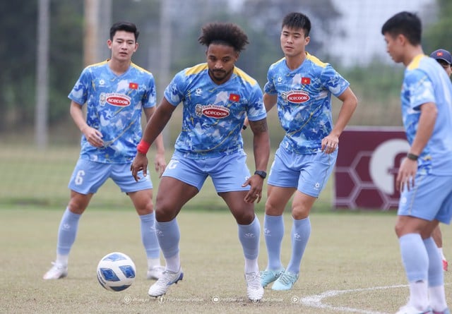 Xuan Son dribblar bollen, lagkamraterna tittar med vördnad på: Han kommer definitivt att spela i matchen mot Laos - Foto 1.