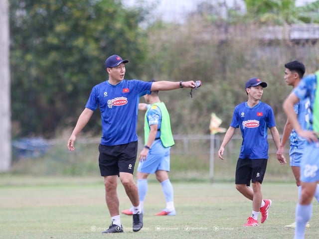 Xuan Son dribblar bollen, lagkamraterna tittar med vördnad på: Han kommer definitivt att spela i matchen mot Laos - Foto 4.