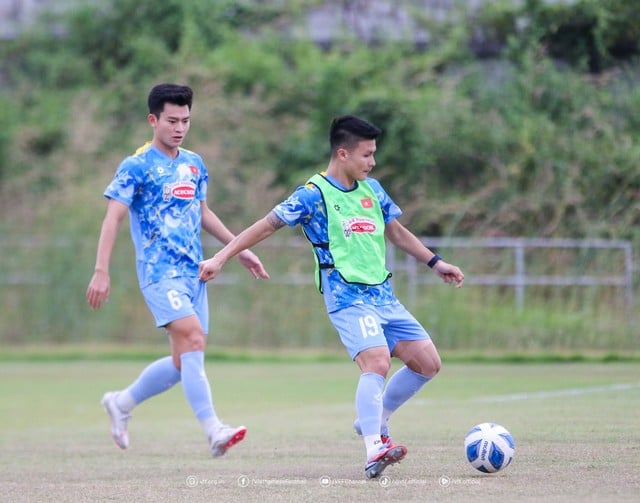 Xuan Son dribblar bollen, lagkamraterna tittar med vördnad på: Han kommer definitivt att spela i matchen mot Laos - Foto 5.