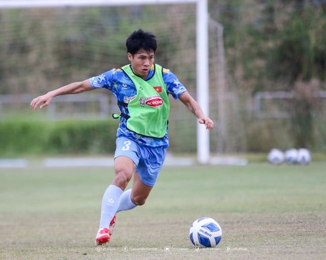 Xuan Son dribblar bollen, lagkamraterna tittar med vördnad på: Han kommer definitivt att spela i matchen mot Laos - Foto 6.